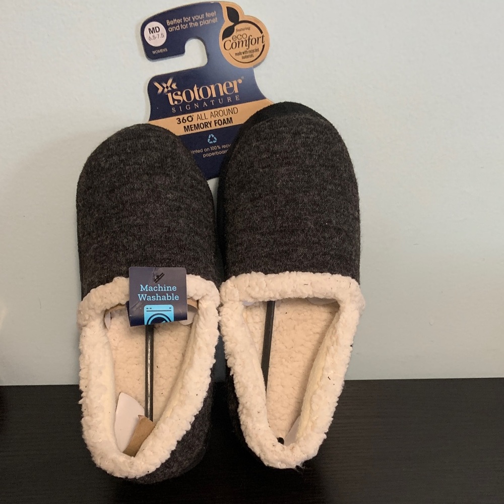 Isotoner SIGNATURE 360 ALL AROUND MEMORY FOAM  WOMEN'S Slippers Med. 6.5-7.5.